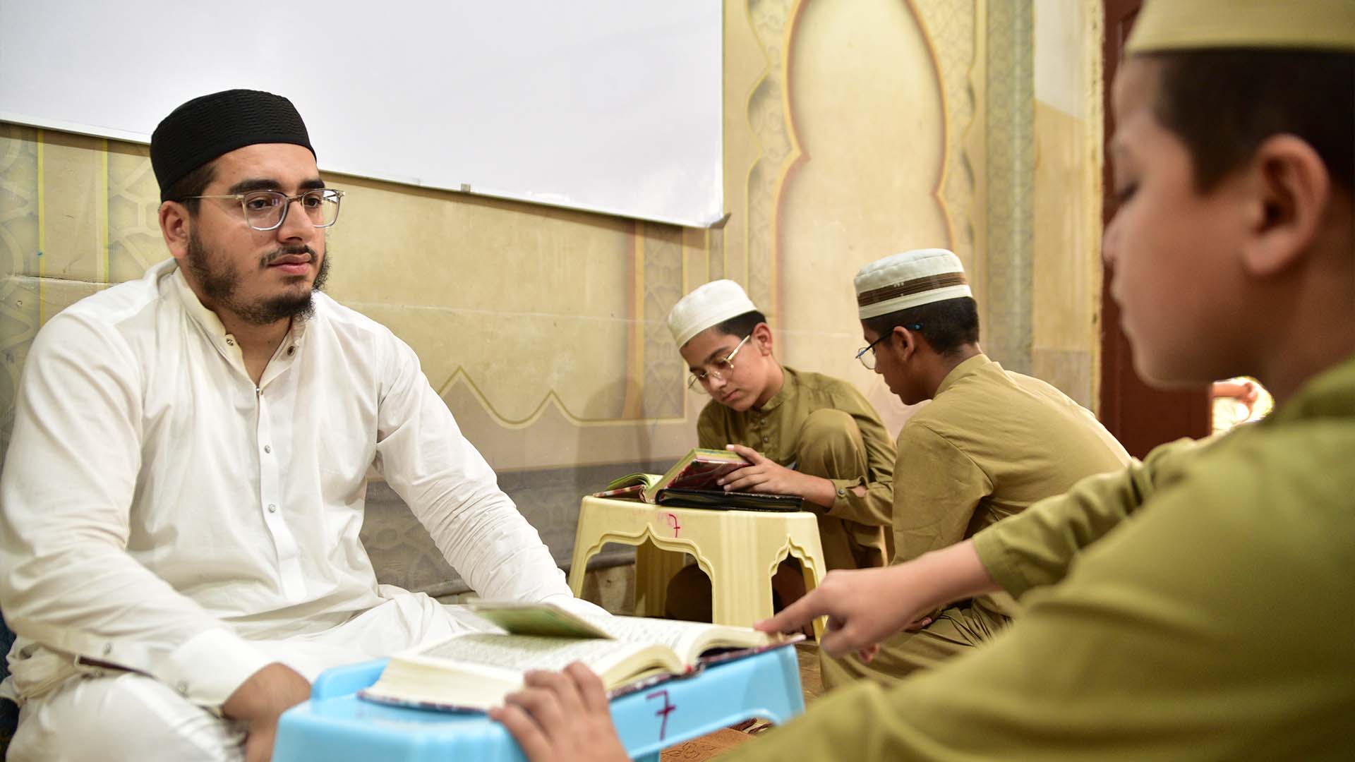 students in Darul Quran Binoria