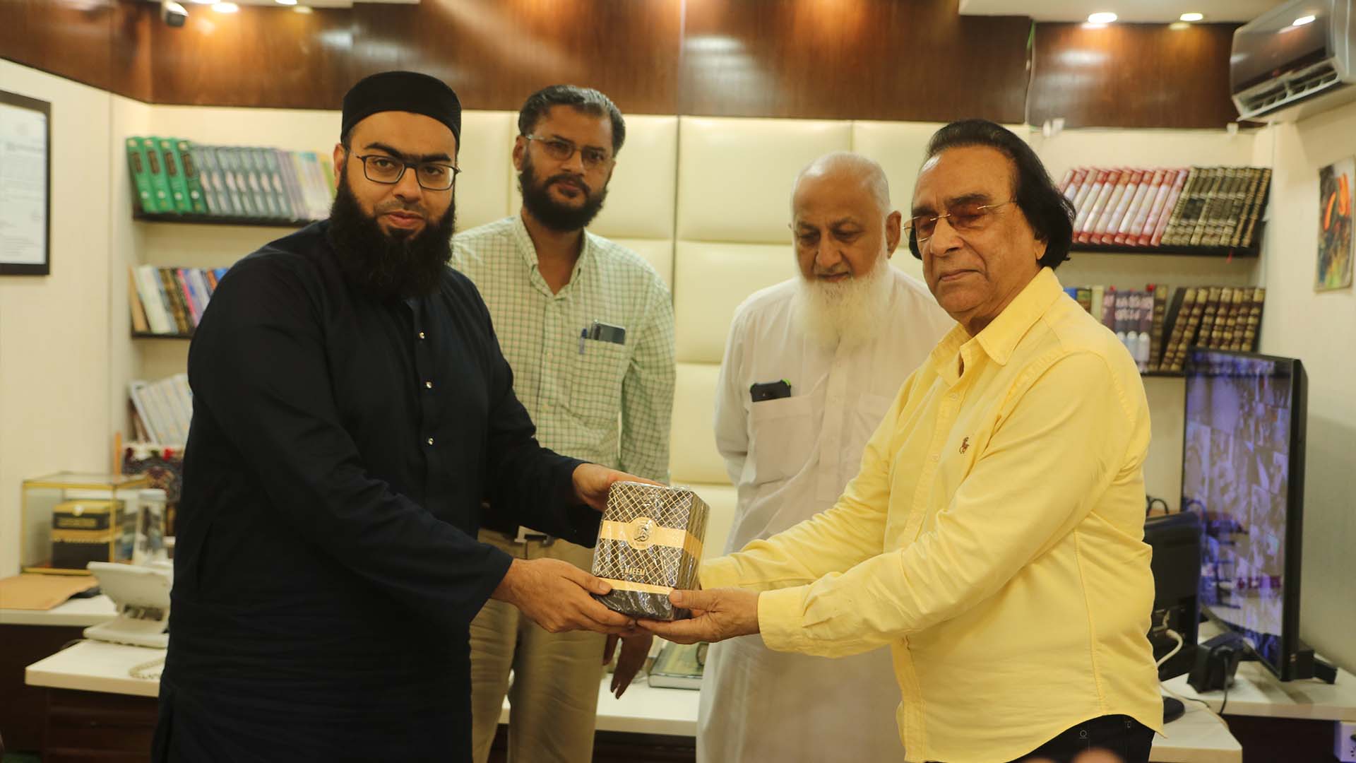 Noman Naeem Giving Honorary Award